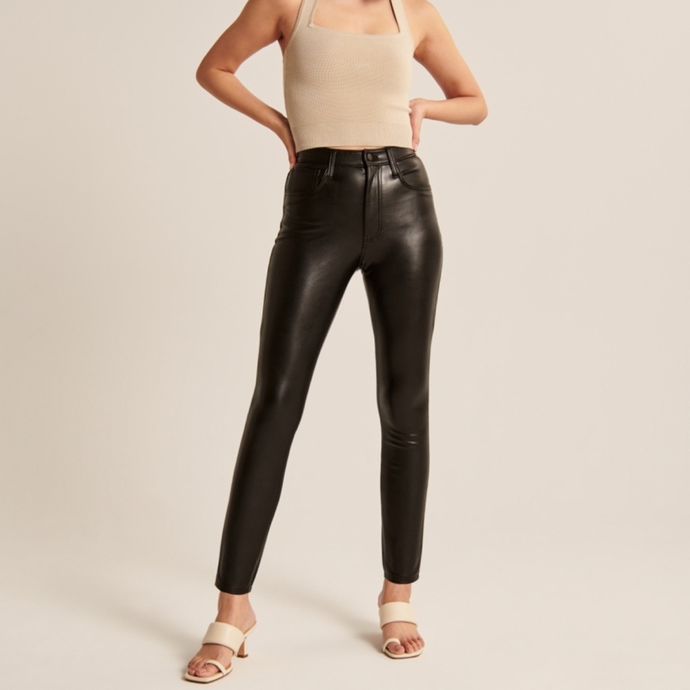 Abercrombie & Fitch 2L Women’s Faux Leather Jean